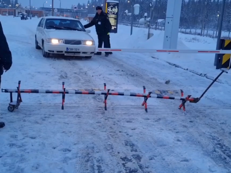 Власти Финляндии решили не открывать границу с Россией, так как мигранты рядом