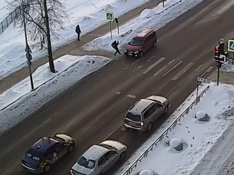 Хорошая реакция пешехода спасла ему жизнь на дороге в Петрозаводске