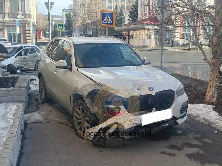 Два автомобиля протаранили здание в центре Саратова
