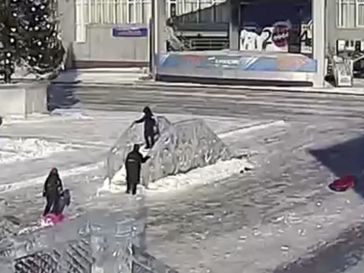 Ледяная горка в кузбасском городе пострадала от рук вандалов