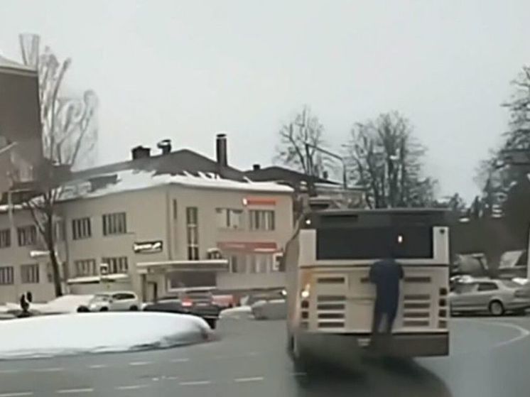 В подмосковном Королеве заметили зацепера на автобусе