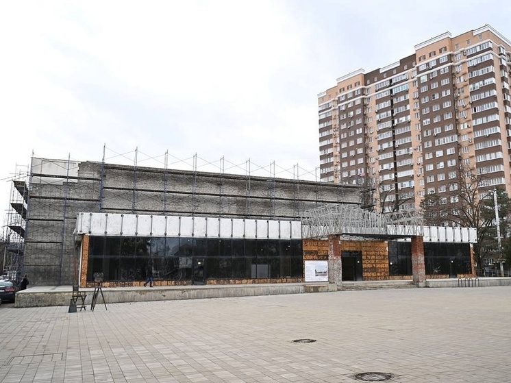 Евгений Наумов проверил ремонт кинотеатра «Болгария»