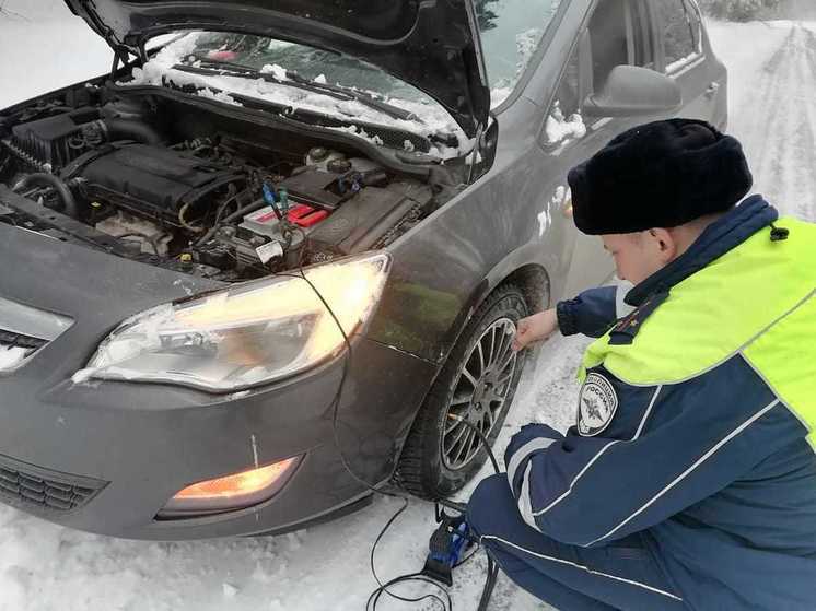 Сотрудники ГИБДД помогли свердловчанке, застрявшей на загородной трассе