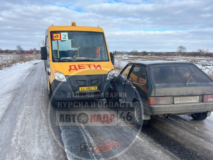 На дороге к селу Колодное в Курском районе столкнулись школьный автобус и ВАЗ