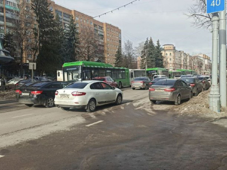 В Курске днем из-за ДТП с автобусом на улице Ленина образовалась пробка