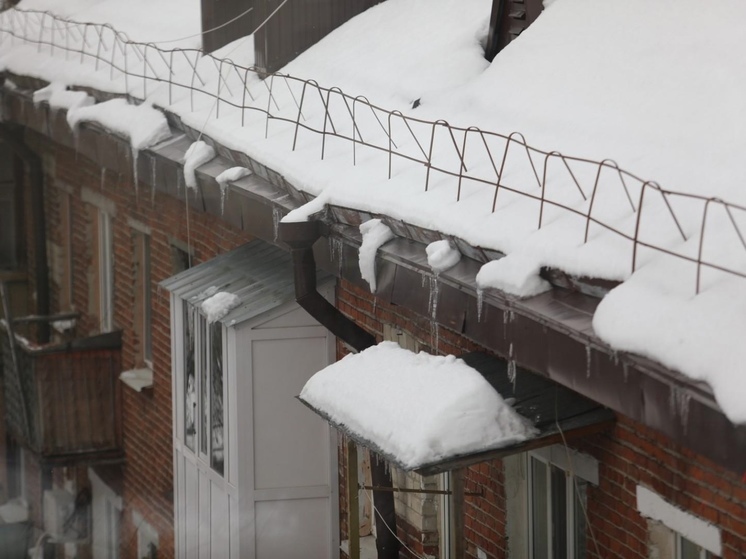 Тюменцев предупреждают об опасности сосулек и схода снега с крыш