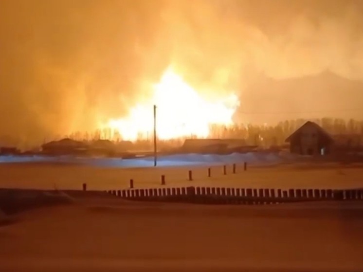 При взрыве на газопроводе в Пермском крае загорелись поезд и дом