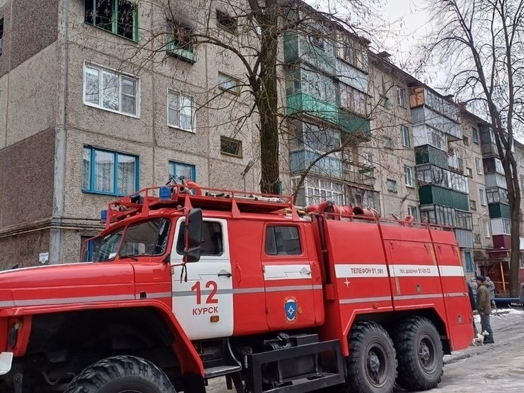 В Курске спасли 2 человек во время пожара на улице Менделеева