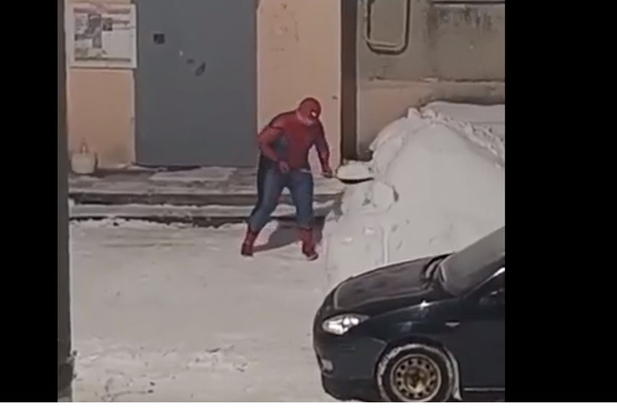 Костромские приколы: за уборкой снега у подъезд был замечен «человек-паук»