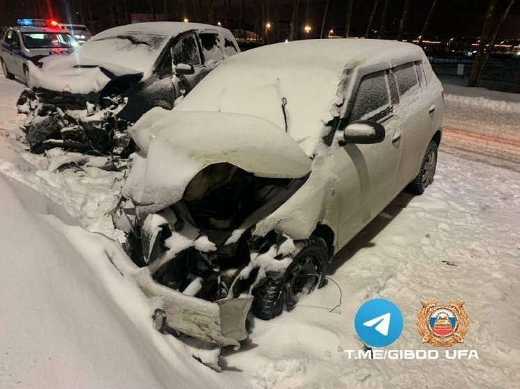 В Уфе столкнулись три легковушки: ребенок и двое взрослых получили ушибы