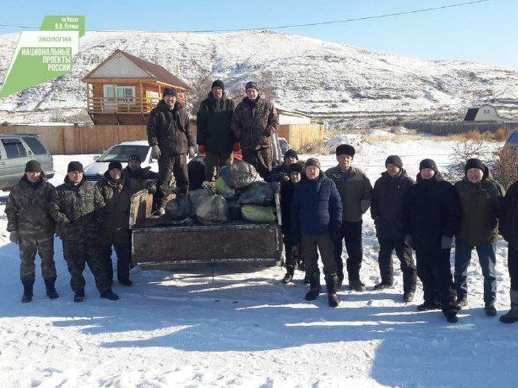 Лесники собрали 16 мешков мусора на берегу Гусиного озера в Бурятии