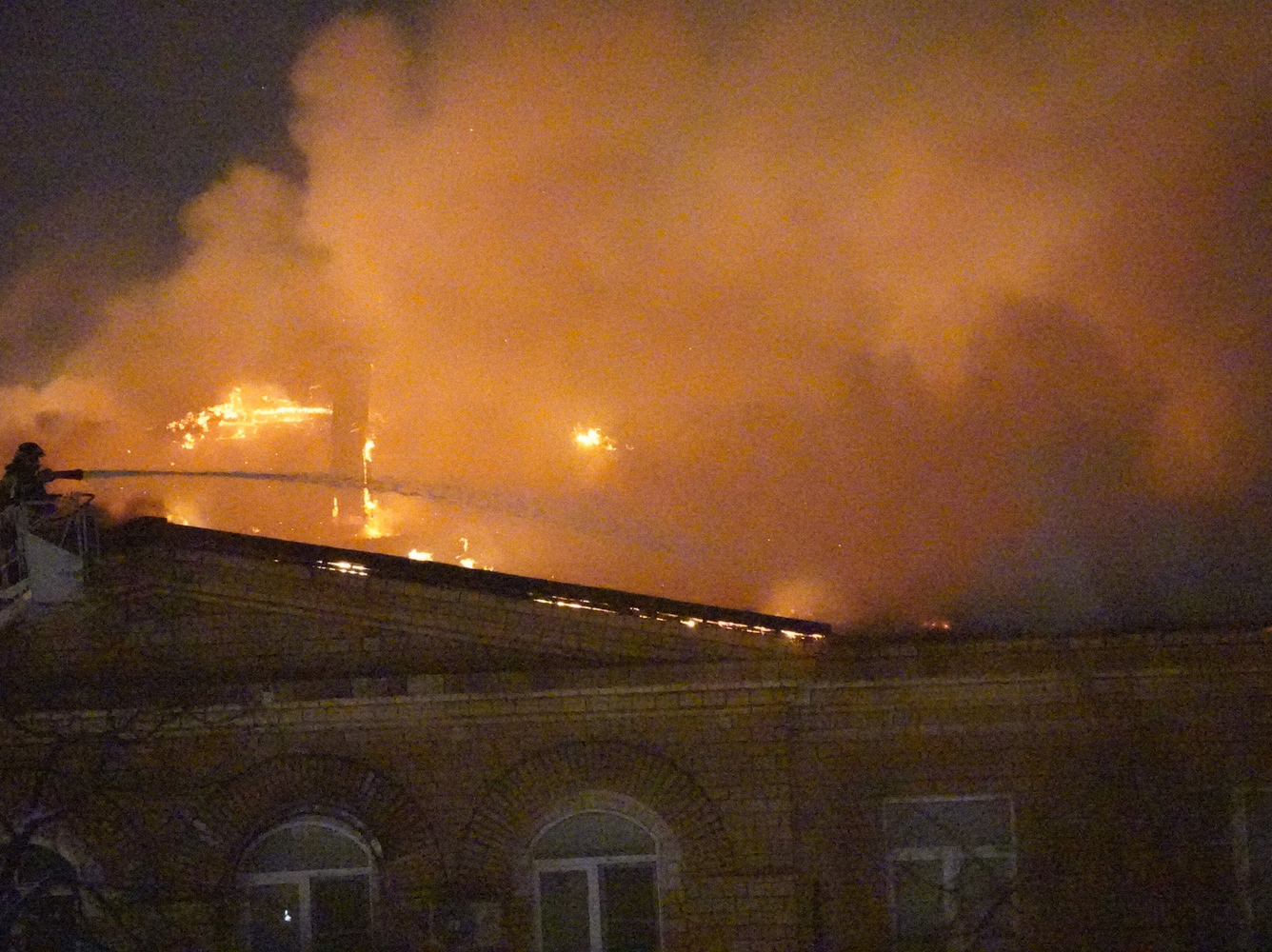 Чудом спасенные и санитарная авиация: фото обстановки у горевшего на улице Черняховского дома