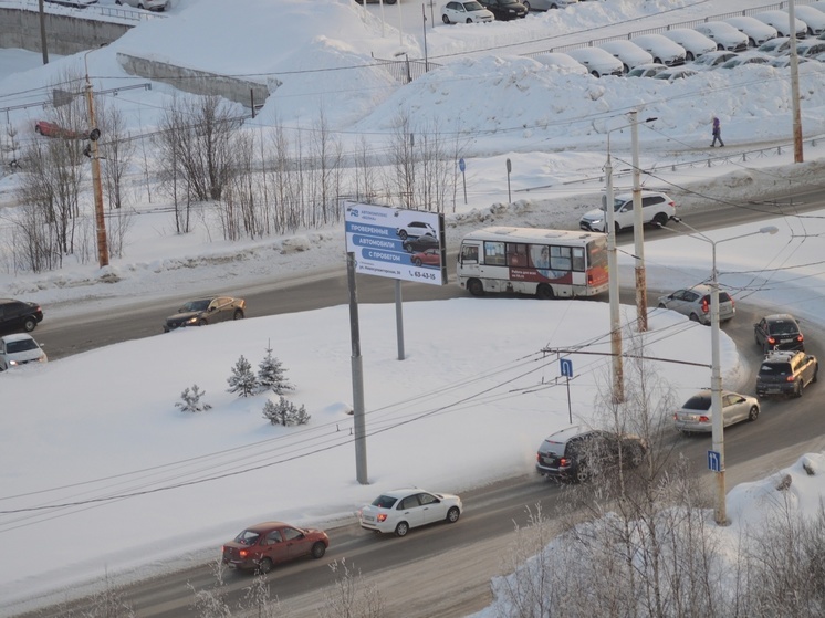 Водители бьются в ДТП из-за больших сугробов в Петрозаводске