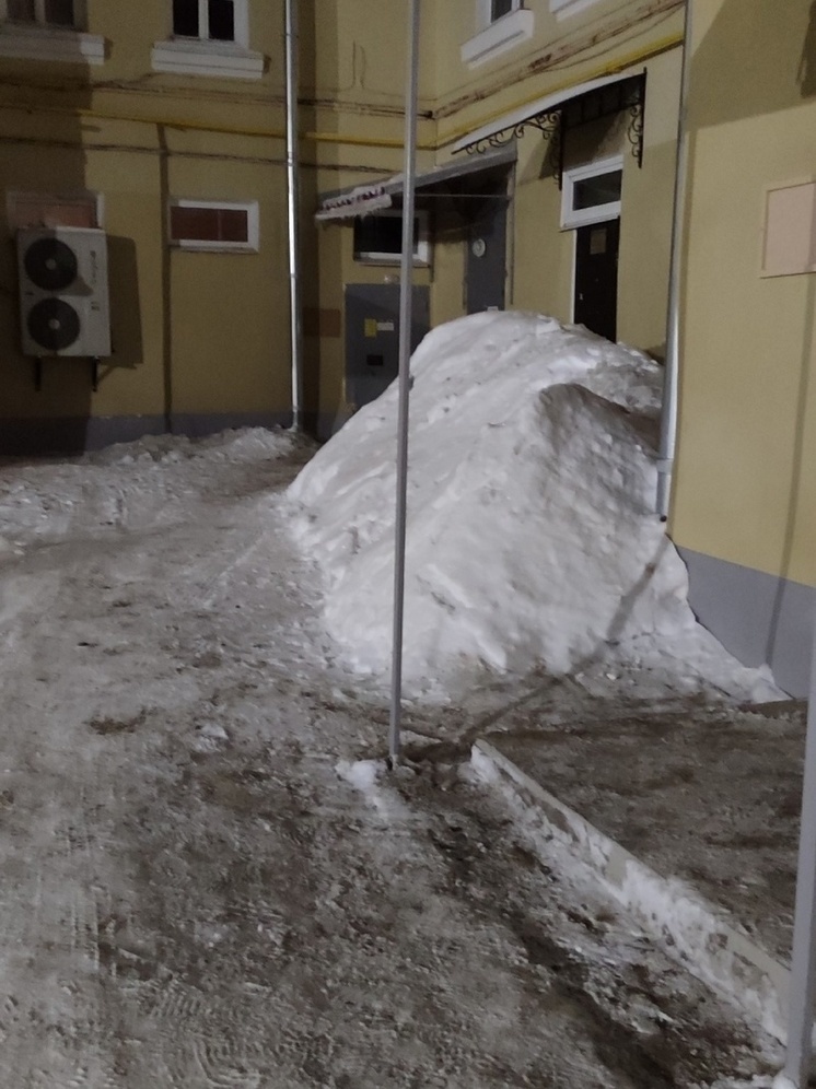 Коммунальщики отказались бесплатно вывозить гору снега со двора в Кондопоге