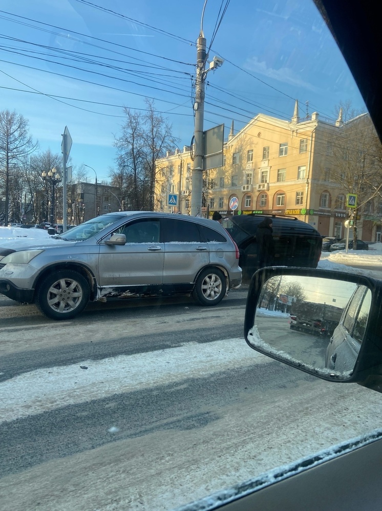 В Твери автомобиль наехал на сугроб