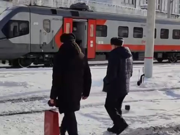 В Омске железнодорожники показали ветерану предприятия современный электропоезд