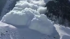 Масштабную лавину в горах Индии сняли на видео