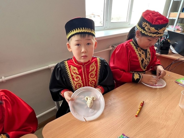 Школьники Калмыкии готовятся к Цаган Сар