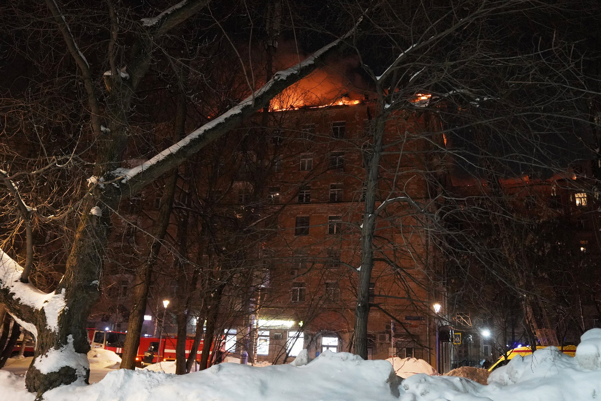 Жильцы дома на Черняховского рассказали о причинах быстрого распространения  пожара - МК