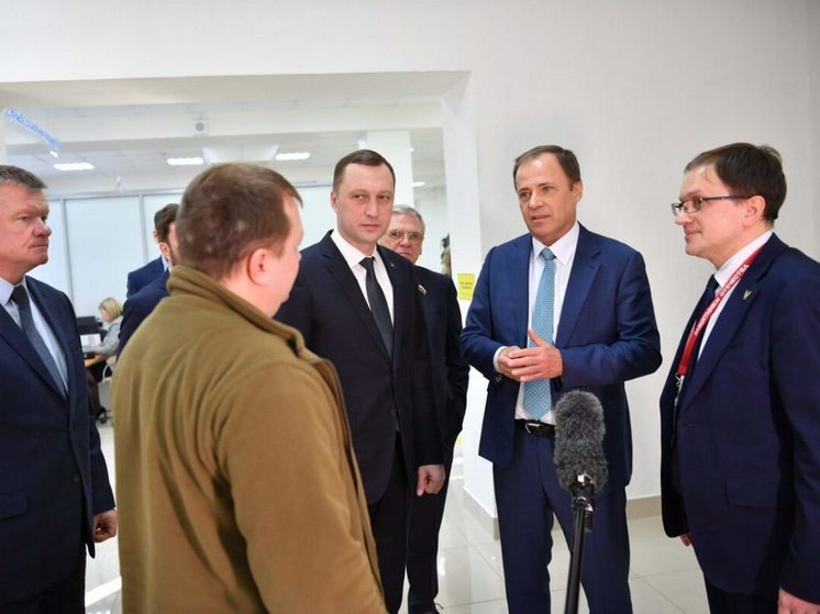 Полпред президента Игорь Комаров посетил в Саратове фонд "Защитники Отечества"