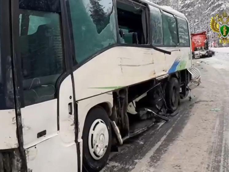 Появилось видео с места ДТП, где автобус с детьми столкнулся с грузовиком в Карелии