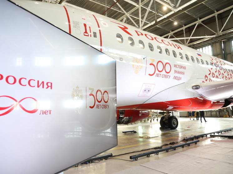 В Петербурге представили отечественный самолет, брендированный символикой СПБГУ