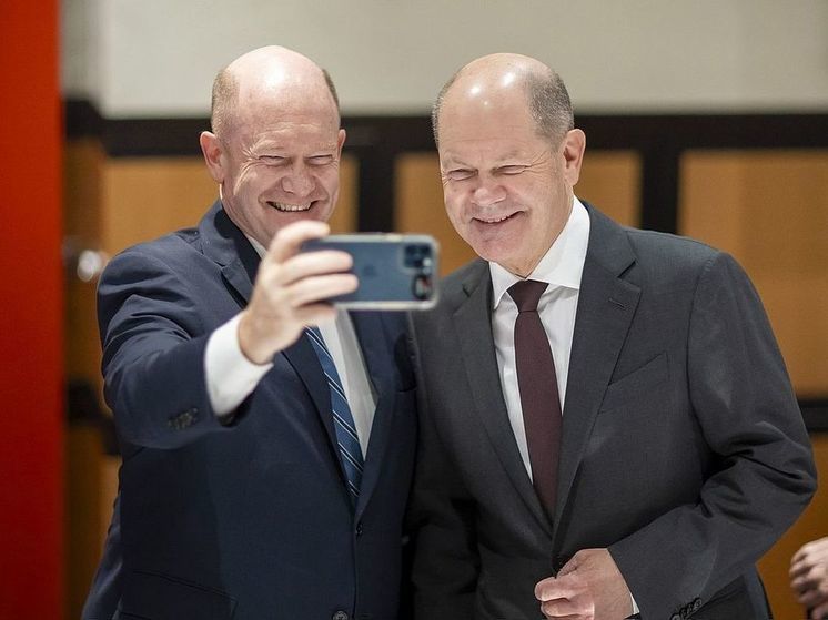 Шольц опубликовал фото со своим двойником из Конгресса США