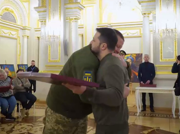 Залужный дважды обнял Зеленского во время получения звания "Герой Украины"