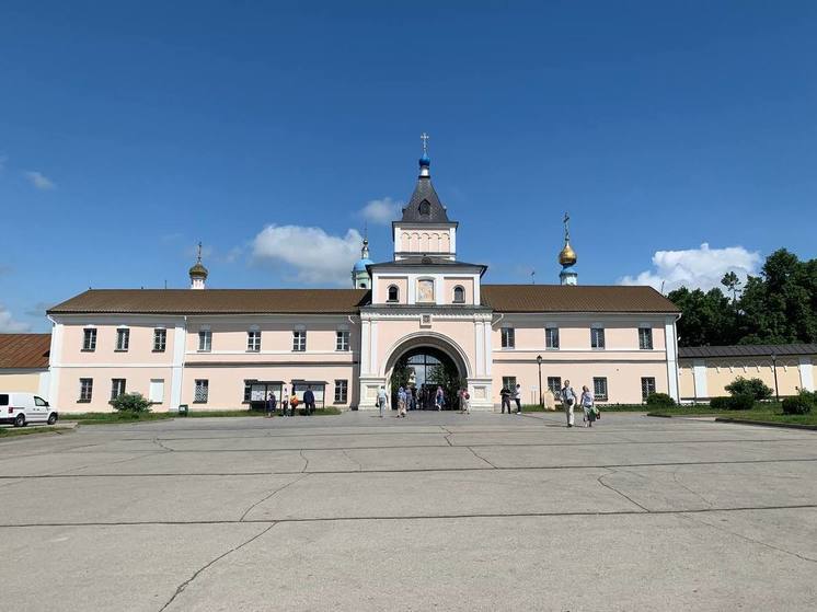 В Тихвине благоустроят пространство у мужского монастыря до июля 2024 года