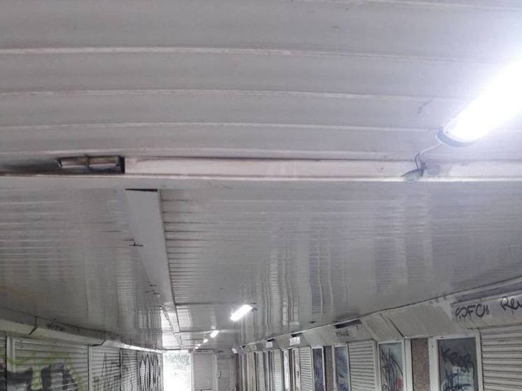 В Белгороде в подземке на «Соколе» починили сорванный светильник