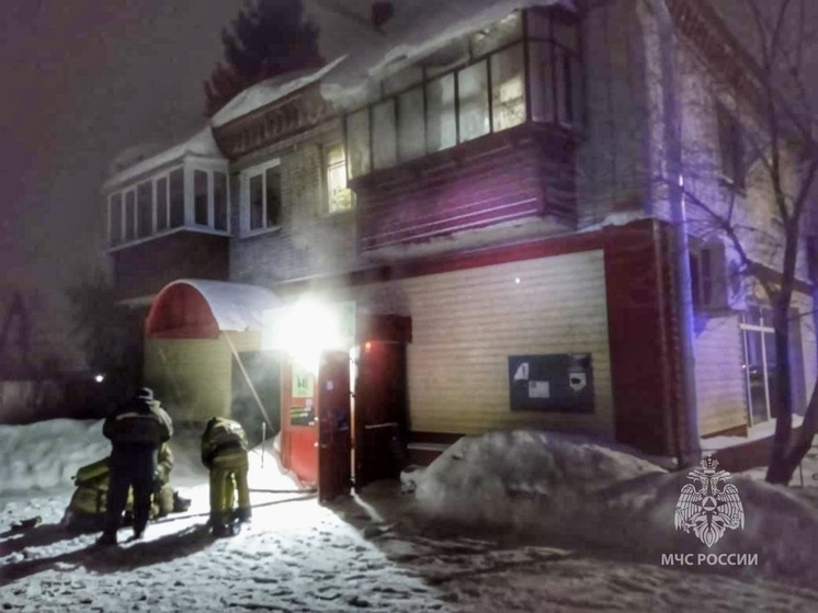 15 человек эвакуировали из горящего магазина в Курганской области