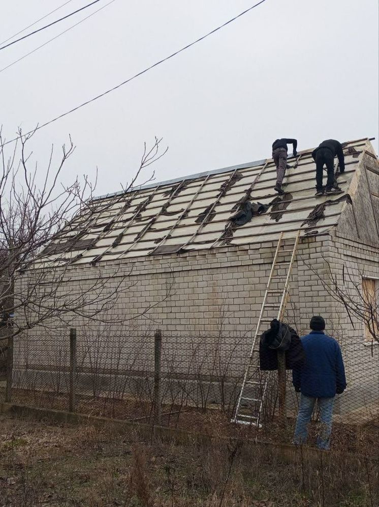 В Новой Каховке устраняют последствия обстрелов ВСУ