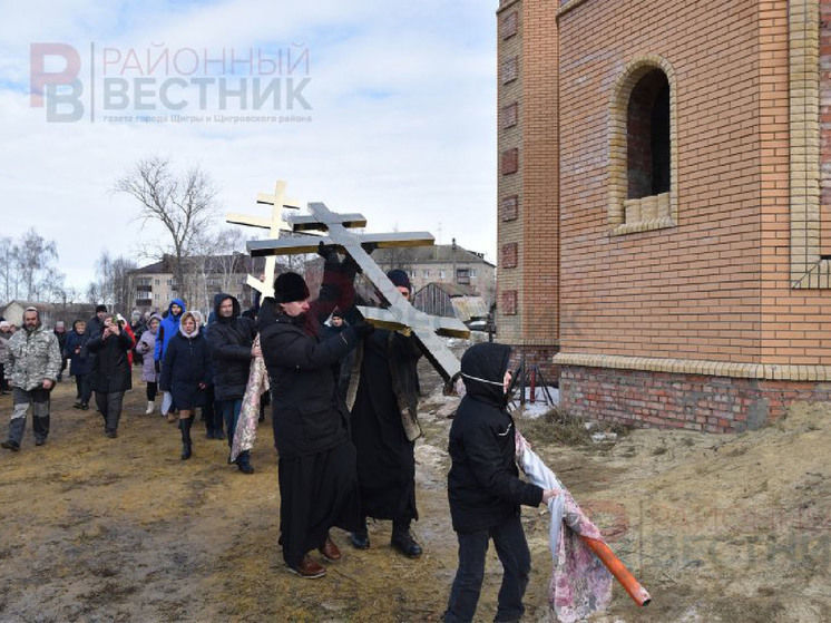 В Щиграх Курской области освятили кресты строящегося храма Серафима Саровского