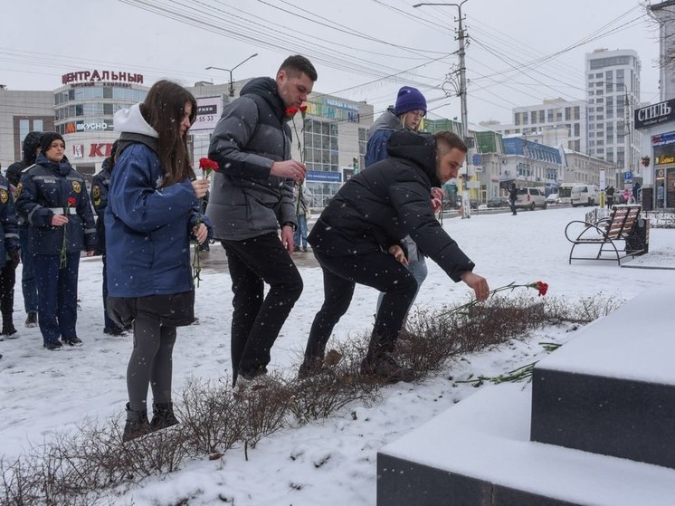 Белгородская молодежь возложила цветы к памятнику танкиста Андрея Попова