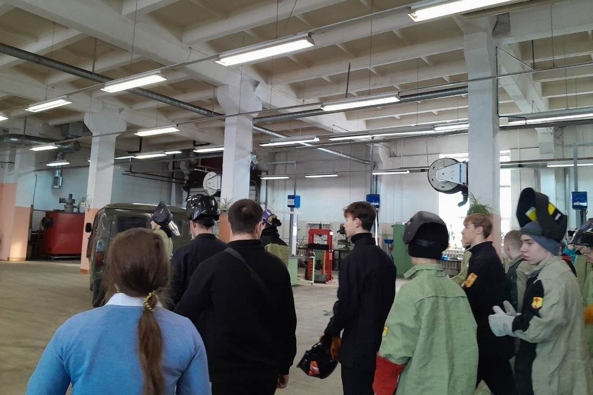 Костромские студенты ремонтируют поврежденные в зоне СВО автомобили