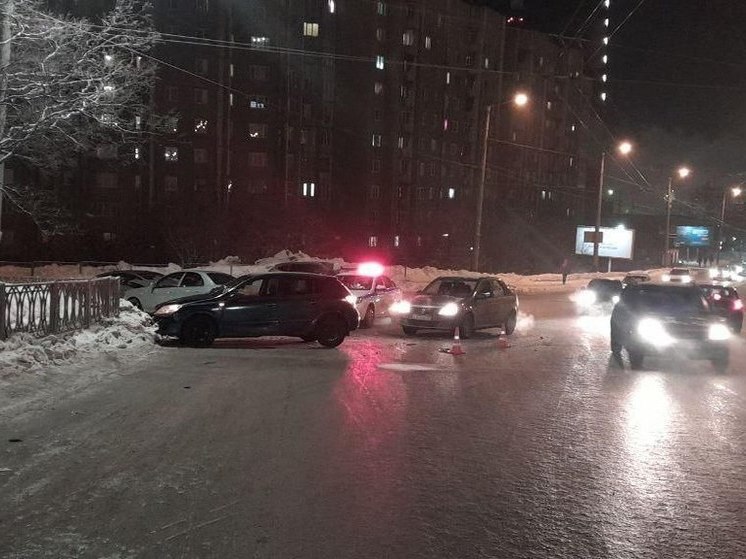 Человек пострадал при ДТП на улице Спортивная в Мурманске