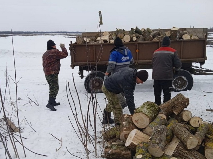 Курские пожарные заготовили дрова для семей бойцов СВО