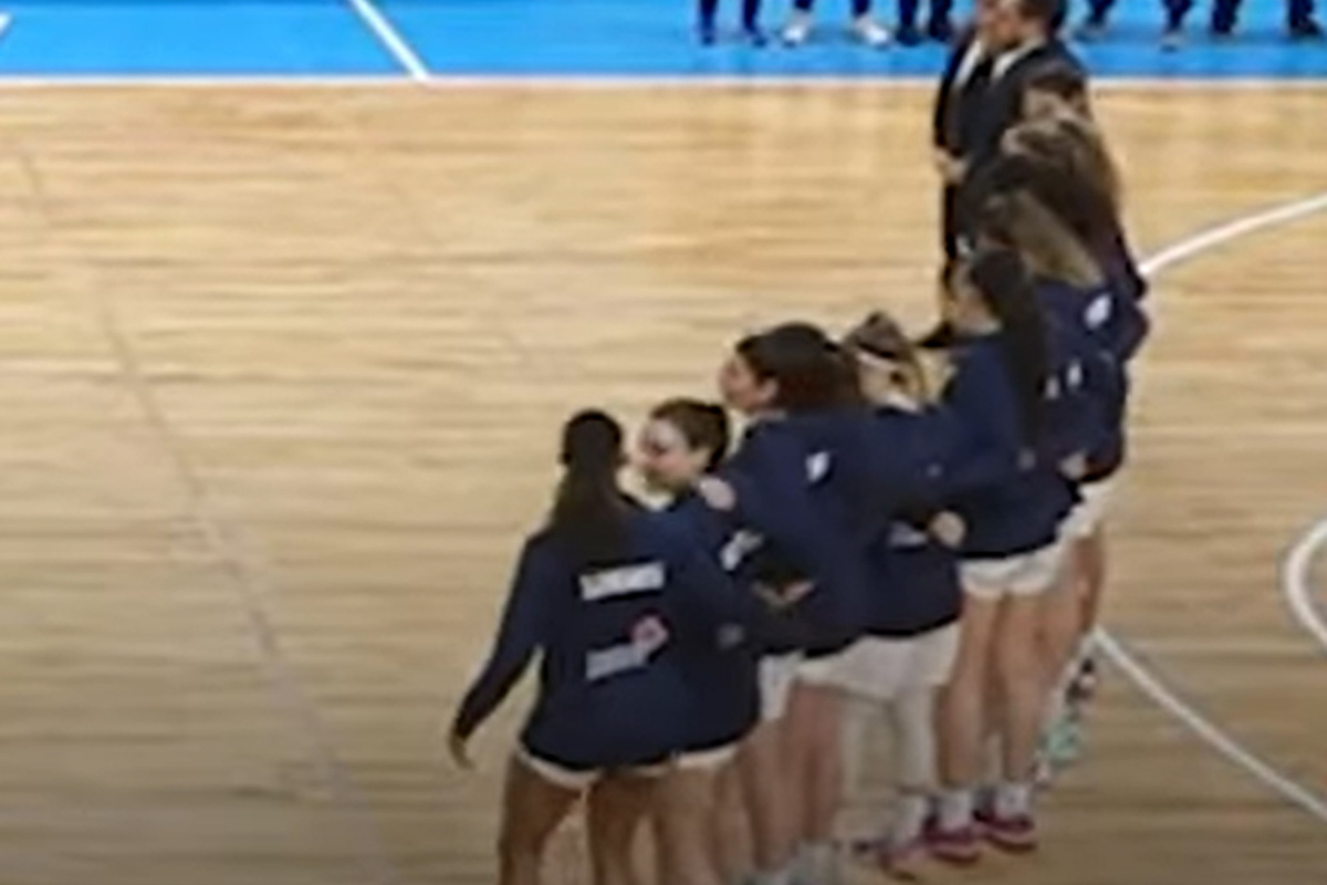 Irish women's basketball players do not shake hands with Israeli women due to accusations of anti-Semitism