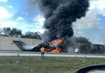 Два человека погибли, еще троим удалось спастись при крушении самолета на автомагистраль вблизи города Нэйплз в штате Флорида(США)