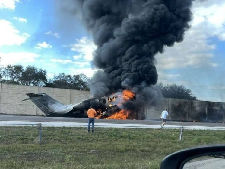 Два человека погибли и трое выжили при падении самолета на шоссе в США