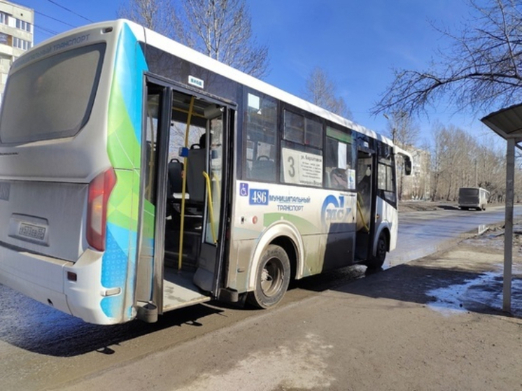 Омичам пришлось выталкивать застрявший на льду городской автобус