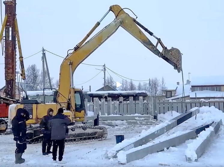 На стройплощадке нового жилого комплекса в Салехарде забили первые сваи