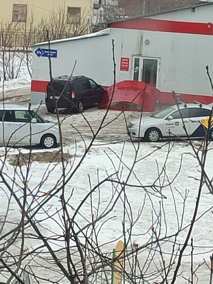 В Кемерове из-за ветра сорвало козырек крыши у магазина