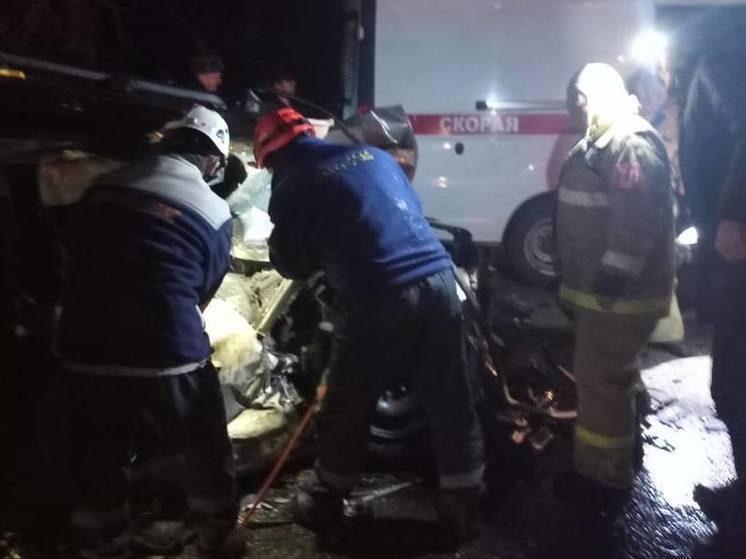 На Кубани спасатели разрезали автомобиль, чтобы достать из него пострадавших в ДТП