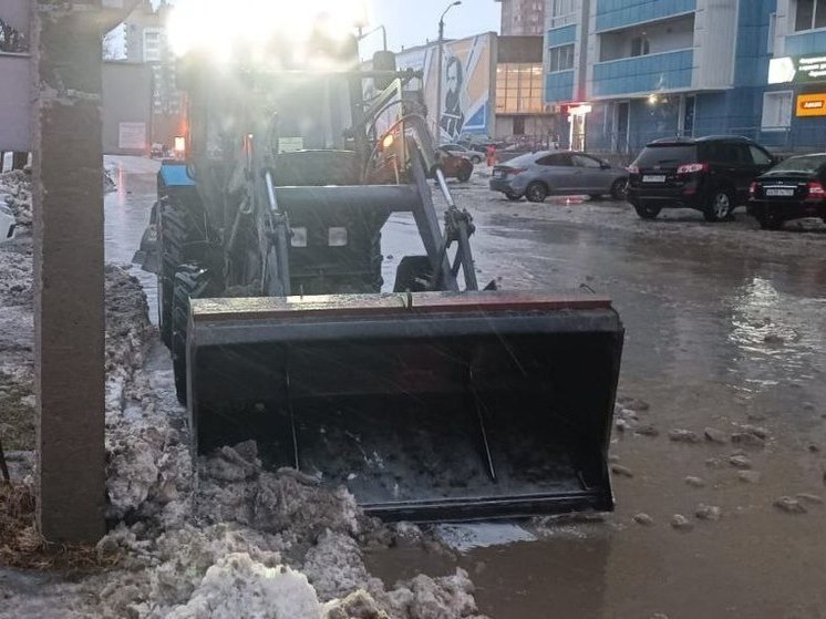 Дороги Барнаула затопило талыми водами после февральского дождя