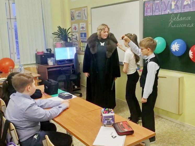 Директор школы на Ямале надела шубу, чтобы провести урок
