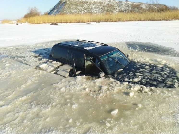 Машина ушла под лед вблизи Талабских островов