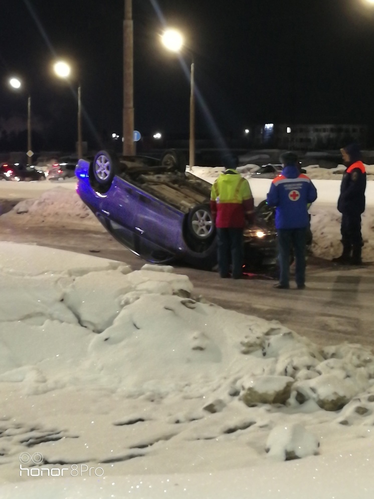 Автомобиль лег на крышу в Петрозаводске