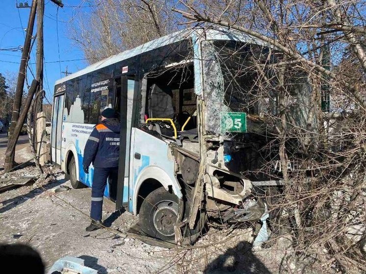 В Улан-Удэ пассажирский автобус врезался в столб