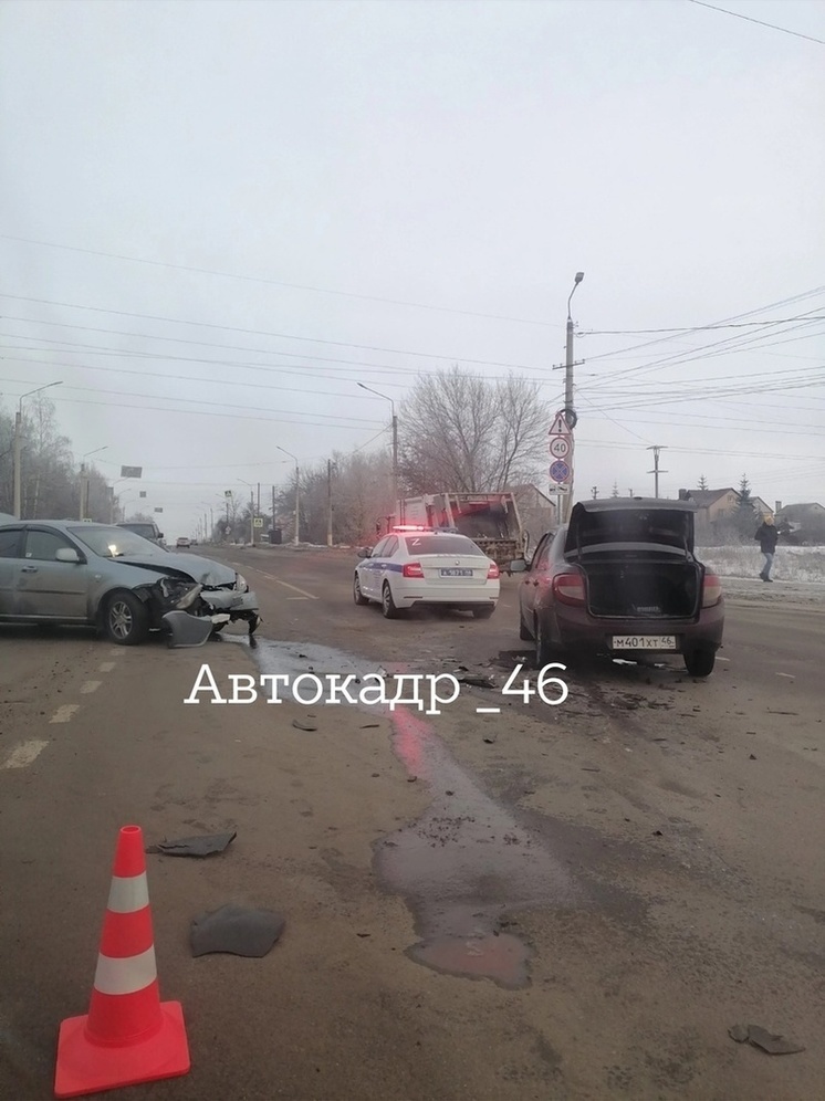 В Курске на проспекте Дериглазова сильно разбились два автомобиля